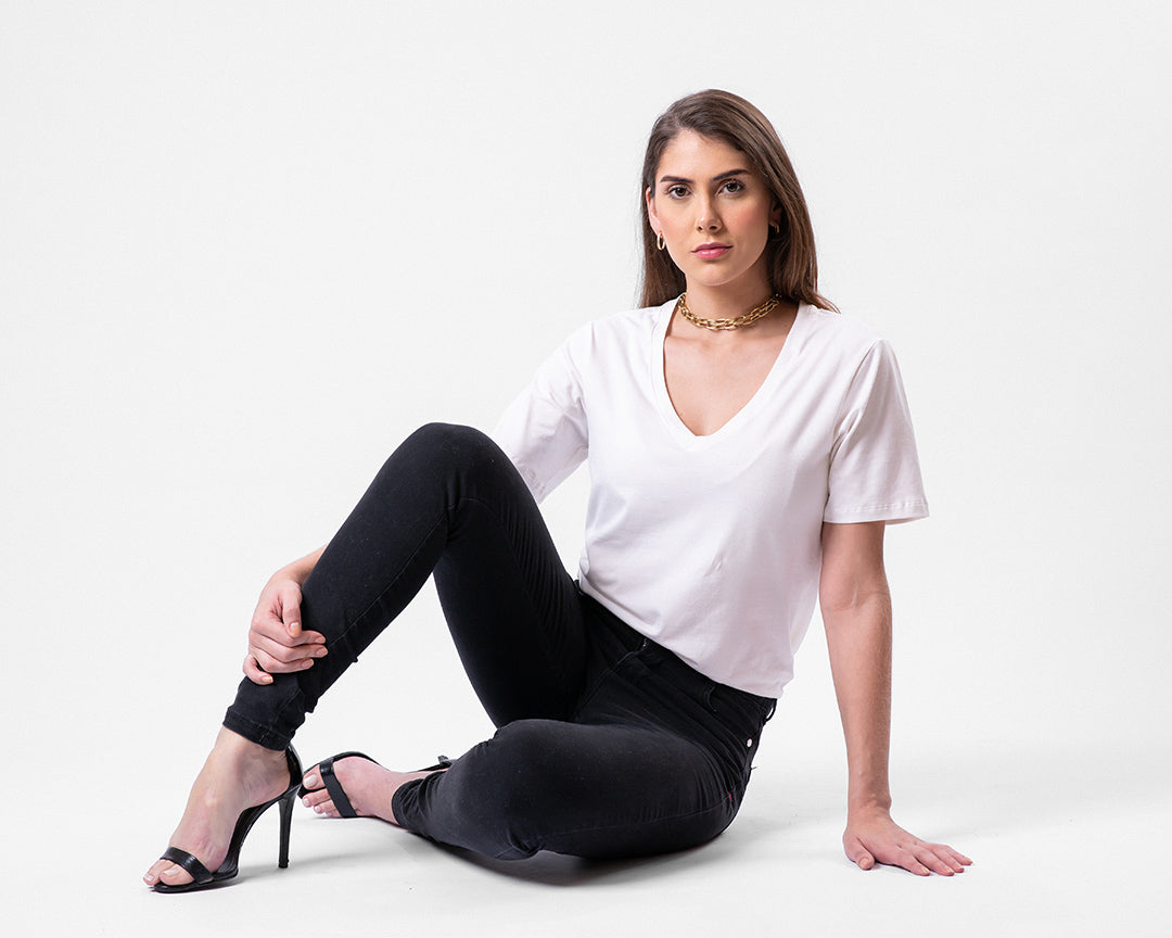 Camiseta de Algodão Premium Gola V Off-White