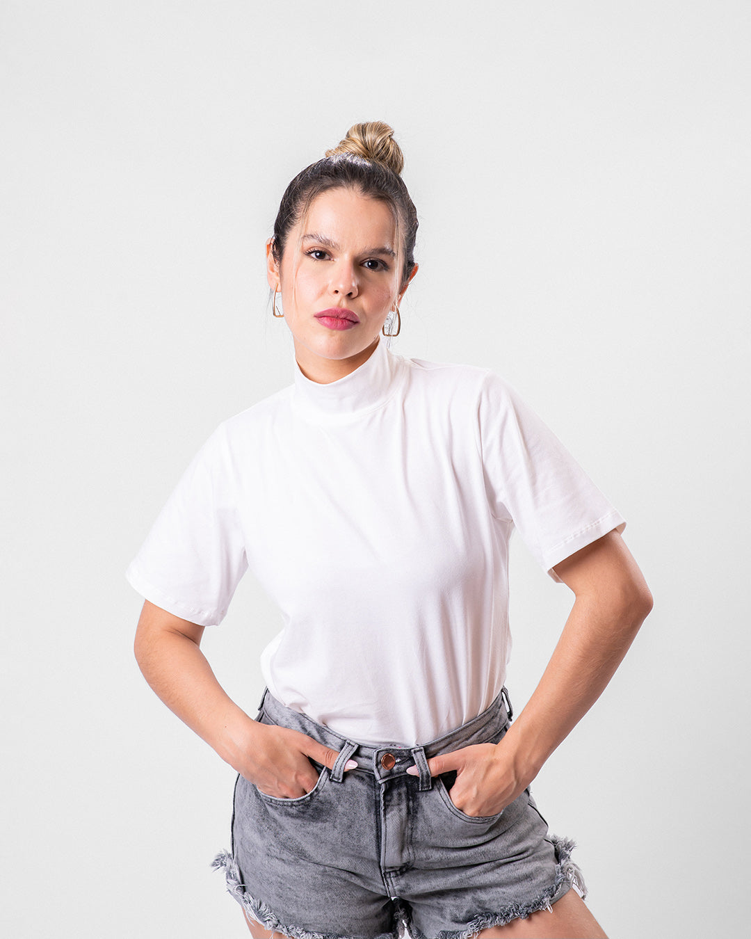 Camiseta de Algodão Premium Gola Alta Off-White